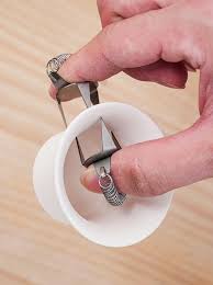 Fingertip clamps for glaze dipping